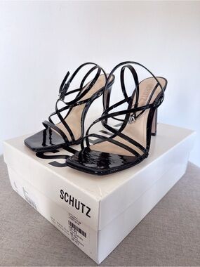 Schutz Bari Sandal in Black Patent Leather 6.5B (SCHU-WZ922)
